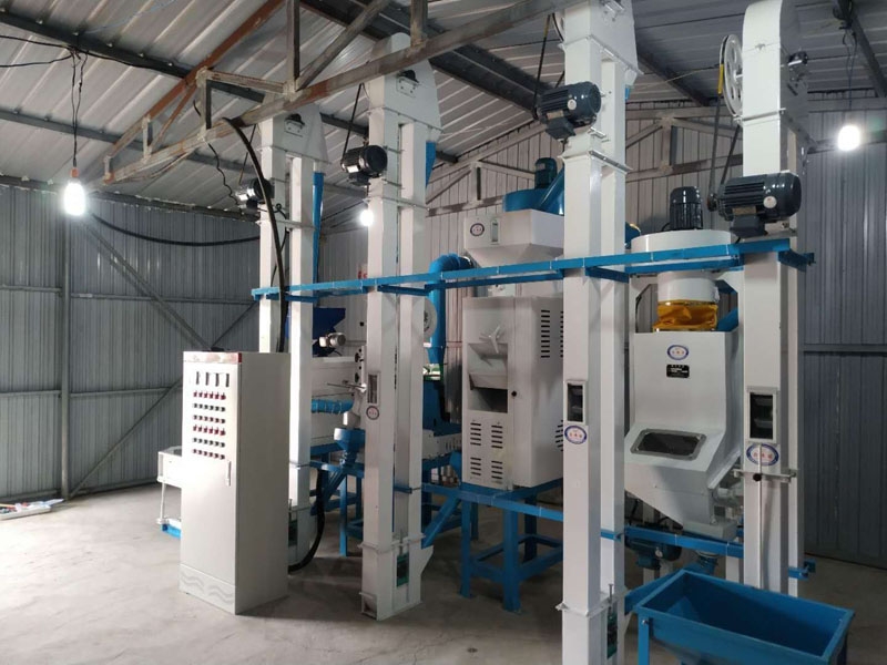 NZJ10型小米成套加工設(shè)備安裝調(diào)試完畢。河北人張家口蔚縣宋家莊鄉(xiāng)宋家莊村